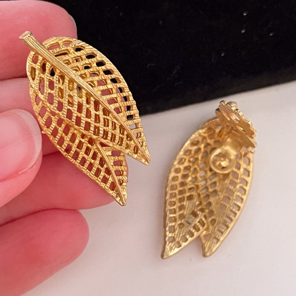 Vintage Heavy Gold Tone CottageCore Boho Fairy Fall Autumn Leaf Clip On Earrings